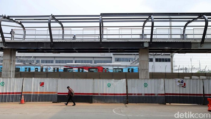 Progres Terkini Pembangunan Skywalk Lebak Bulus Skywalk Lebak Bulus yang menghubungan Stasiun MRT Jakarta dengan Mal Poins Square, tengah dibangun. Begini progres terkininya.