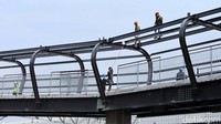 Para pekerja tengah mengerjakan pembangunan Skywalk Lebak Bulus, Rabu (12/8).