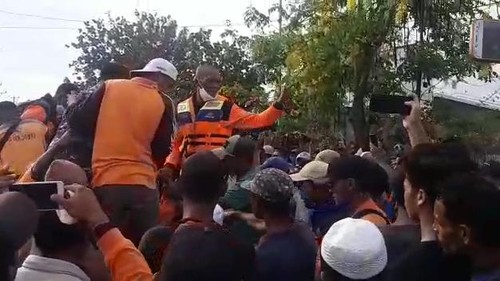Proses evakuasi seorang pria di Dompu yang tewas terseret arus ketika sedang mandi di Sungai Sori Nae.