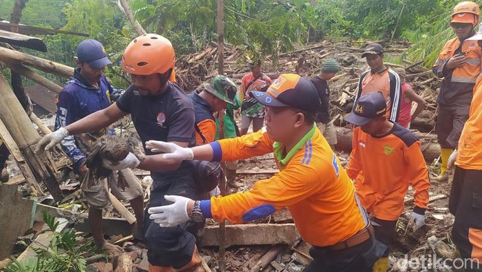 Proses pembersihan material longsor di Dusun Nalan, Desa Kenalan Borobudur, Kabupaten Magelang. Selasa (12/10/2022)
