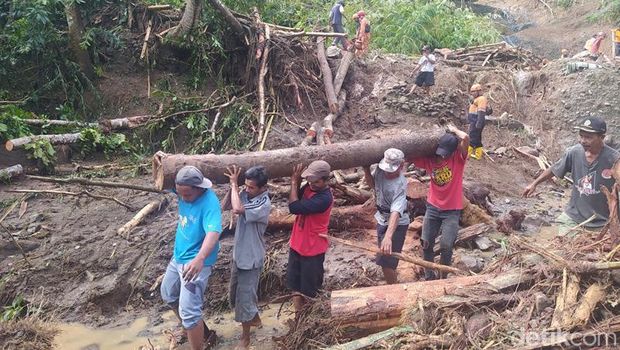 Proses pembersihan material longsor di Dusun Nalan, Desa Kenalan Borobudur, Kabupaten Magelang. Selasa (12/10/2022)