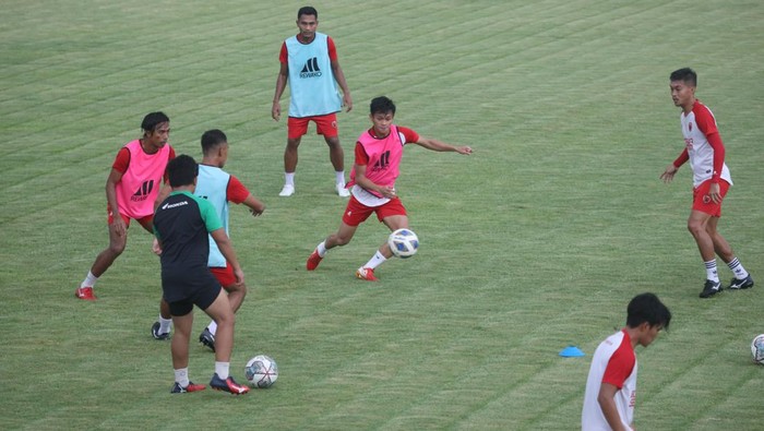 Pemain PSM Makassar Dzaky Asraf tetap latihan di Stadion Kalegowa meski mendapat panggilan Timnas Indonesia U-20