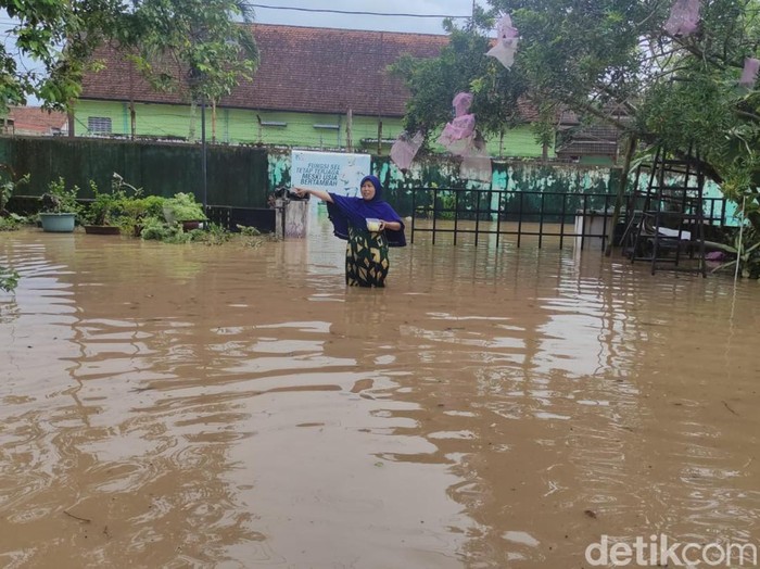 Ratusan warga Pacitan terisolasi karena banjir usai hujan selama 4 jam