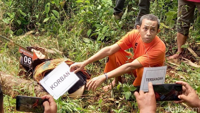 Rekonstruksi pembunuhan istri oleh suami di Pangandaran.