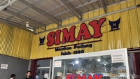 Restoran Padang legendaris lainnya, RM Simay di Palmerah yang berdiri sejak 1980. Banyak orang suka menu rendang di sini dengan bumbu cokelat pekat dan minyak kemerahan. Foto: detikcom/Diah Afrilian