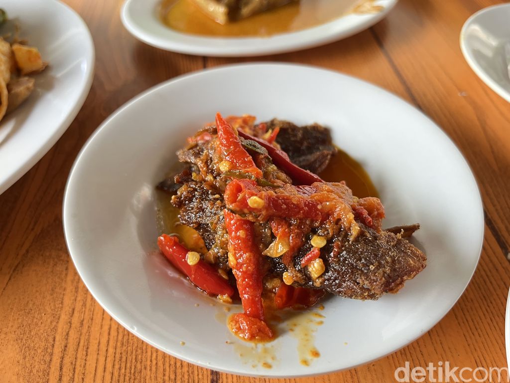 RM Simay: Empuknya Juara! Rendang Daging Racikan RM Padang Berusia 42 Tahun