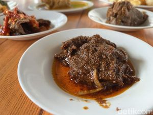 Menyantap Rendang ala RM Padang Legendaris di Slipi