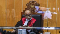 Hakim Ketua Martin Ginting (kiri) memimpin sidang perdana dengan terdakwa mantan Menteri Pemuda dan Olahraga Roy Suryo. Roy Suryo sempat meminta dia dapat hadir secara langsung di persidangan atau sidang digelar secara offline. Namun hakim mengatakan karena pandemi Corona, ada Peraturan Mahkamah Agung yang mengatur agar sidang terdakwa Roy Suryo digelar secara online.