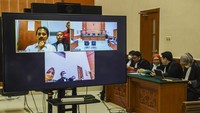 Roy Suryo didakwa terkait kasus ujaran kebencian terhadap suku, agama ras dan golongan (SARA), ujaran permusuhan atau penodaan agama, hingga kasus penyebaran kabar tidak pasti atau berlebihan yang menyebabkan keonaran terkait meme stupa Borobudur. Diketahui meme stupa Borobudur itu menjadi viral usai di-retweet oleh Roy Suryo.
