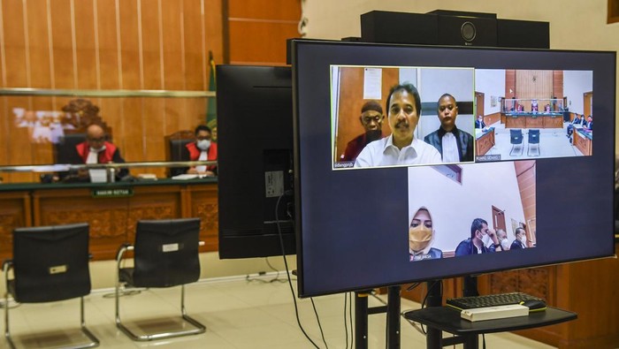 Roy Suryo Jalani Sidang Perdana Kasus Meme Stupa Borobudur Terdakwa mantan Menteri Pemuda dan Olahraga Roy Suryo menjalani sidang perdana yang berlangsung secara daring di Pengadilan Negeri Jakarta Barat, Jakarta, Rabu (12/10/2022). Roy Suryo menjalani sidang kasus dugaan penistaan agama terkait unggahan meme stupa Candi Borobudur berwajah mirip Presiden Joko Widodo dengan agenda pembacaan dakwaan. ANTARA FOTO/Galih Pradipta/foc.