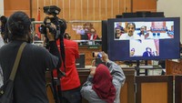 Terlihat Roy Suryo memakai baju putih, dia tidak lagi menggunakan penyangga leher seperti sebelumnya pernah dikenakan saat sakit setelah ditetapkan sebagai tersangka. Ia mengaku kondisinya sehat.