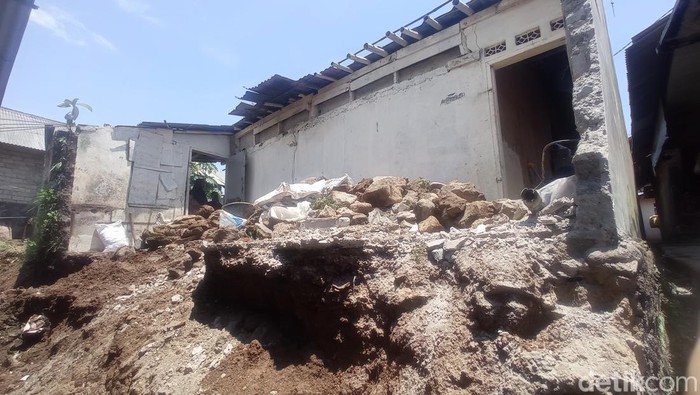 Rumah yang rusak akibat longsor di Warungkondang, Cianjur.