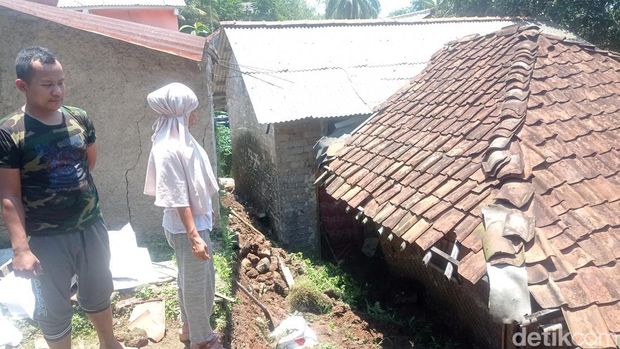 Rumah yang rusak akibat longsor di Warungkondang, Cianjur.