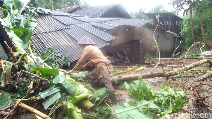 Rumah yang terdampak longsor lukai 2 kakak beradik di Pacitan.