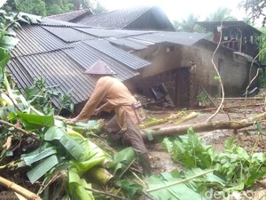 Dua Warga Pacitan Luka Tertimpa Longsor