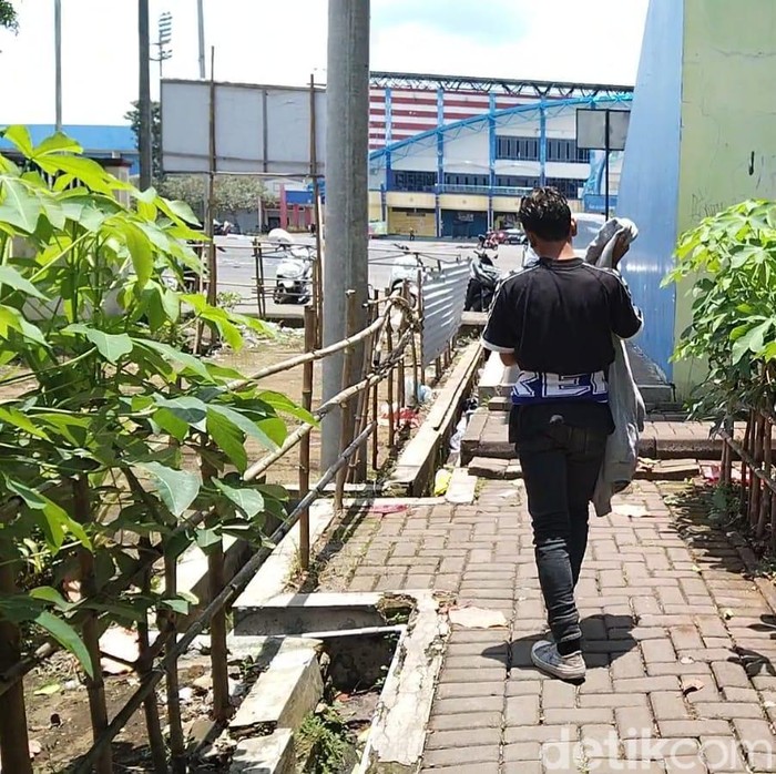 Rusdi, Aremania Probolinggo yang tetap bertahan menunggu 3 temannya yang meninggal di Stadion Kanjuruhan