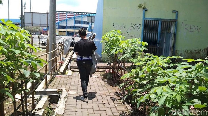 Rusdi, Aremania Probolinggo yang tetap bertahan menunggu 3 temannya yang meninggal di Stadion Kanjuruhan