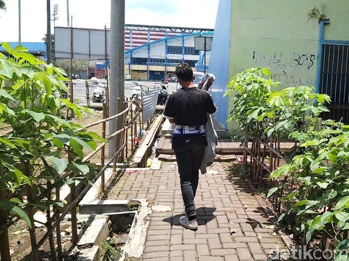 Rusdi, Aremania Probolinggo yang tetap bertahan menunggu 3 temannya yang meninggal di Stadion Kanjuruhan