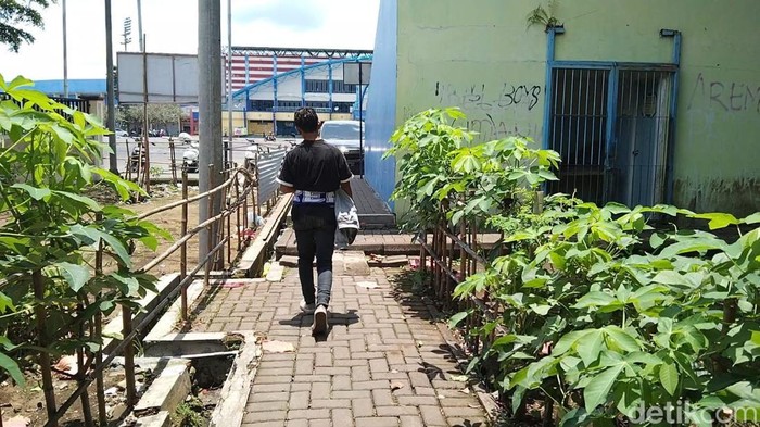 Rusdi, Aremania Probolinggo yang tetap bertahan menunggu 3 temannya yang meninggal di Stadion Kanjuruhan