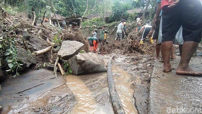 Salah satu pipa paralon yang putus karena tertimpa material banjir bandang dan longsoran di Kenalan, Borobudur, Magelang, Rabu (12/10/2022).