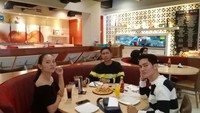 Agaknya pizza jadi salah satu makanan favorit Satria Mulia. Ada banyak momennya saat ia menikmati pizza bersama teman-temannya. Foto: Instagram @satria_mulia
