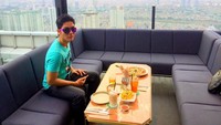 Mampir Ke restoran di atas ketinggian, lagi-lagi Satria Mulia memesan menu pizza. Selain itu, ia juga memesan kentang goreng dan es leci teh. Foto: Instagram @satria_mulia