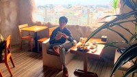 Pesan menu olahan ayam dan kopi, Satria Mulia langsung mengabadikan momen saat kulineran di restoran berkonsep goa ini.  Foto: Instagram @satria_mulia