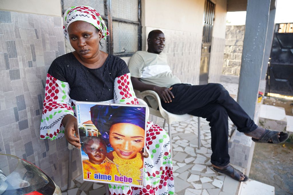 Sedikitnya 66 anak di Gambia, Afrika Barat, meninggal usai mengonsumsi obat batuk sirup mengandung paracetamol. Karena insiden ini, pemerintah setempat telah menarik penjualan obat-obat tersebut. (AFP via Getty Images/MILAN BERCKMANS)