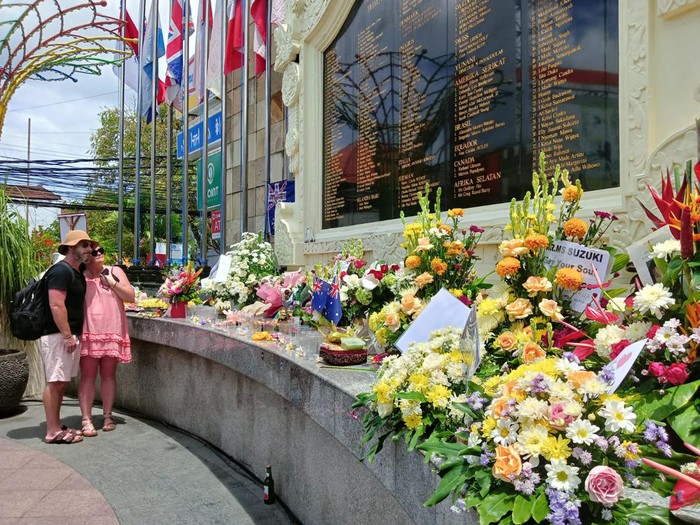 Sejumlah keluarga maupun kerabat korban Bom Bali I tampak mulai berdatangan ke Monumen Ground Zero, Legian, Kuta. Mereka membawa karangan bunga dan berdoa di depan monumen.