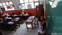 Rita tampak bersemangat dan penuh kasih kepada siswa-siswinya.