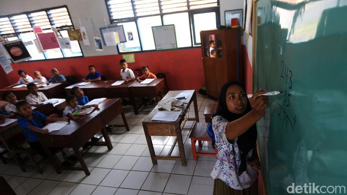 Semangat Guru Muslimah Mengajar di Pulau Terluar Rita Riska (25) mengajar siswa-siswi di SDN 1 Adaut, Pulau Selaru, Kepulauan Tanimbar, Maluku. Rita menjadi satu-satunya guru beragama Islam sekolah ini.
