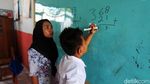 Semangat Guru Muslimah Mengajar di Pulau Terluar