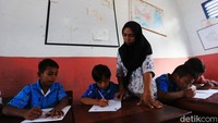 Rita merupakan guru yang berstatus honorer di sekolah ini.