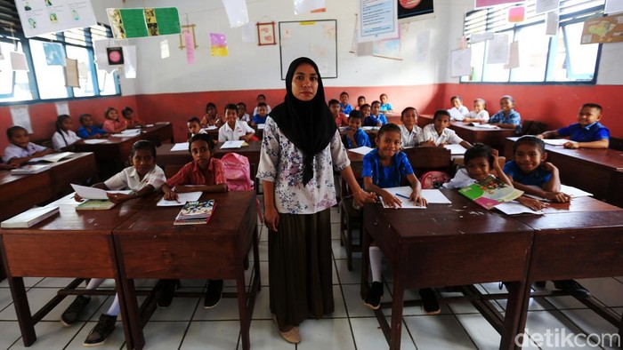 Rita Riska (25) mengajar siswa-siswi di SDN 1 Adaut, Pulau Selaru, Kepulauan Tanimbar, Maluku. Rita menjadi satu-satunya guru beragama Islam sekolah ini.