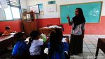 Semangat Guru Muslimah Mengajar di Pulau Terluar