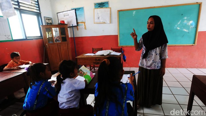 Rita Riska (25) mengajar siswa-siswi di SDN 1 Adaut, Pulau Selaru, Kepulauan Tanimbar, Maluku. Rita menjadi satu-satunya guru beragama Islam sekolah ini.