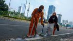 Semangat Pasukan Oranye Bersih-bersih Sampah Usai Demo Buruh
