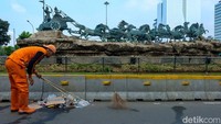 Usai demo, Jalan Medan Merdeka Barat mulai dibuka. Aparat polisi mulai meninggalkan lokasi.