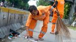 Semangat Pasukan Oranye Bersih-bersih Sampah Usai Demo Buruh