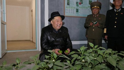 Resmikan Rumah Kaca Raksasa, Kim Jong Un Semringah Banget