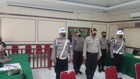 Tersangka perampasan sepeda motor warga yang juga anggota Polrestabes Medan saat tiba di ruang sidang. Ketiga anggota polisi itu adalah Bripka Ari Galih Gumirlang, Bripka Firman Bram C Sidabutar dan Briptu Haris Kurnia Putra. (Foto: Istimewa)
