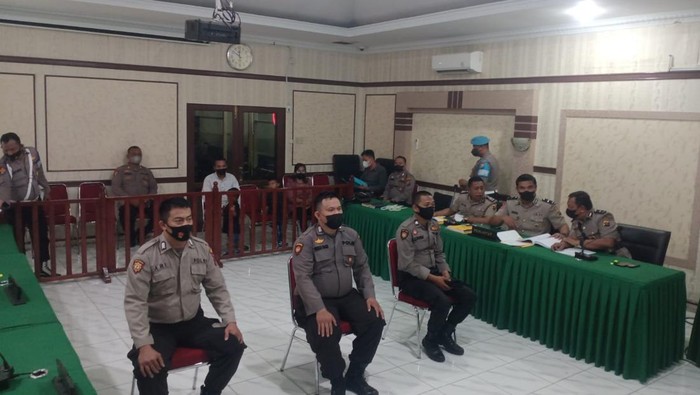 Tersangka perampasan motor warga menjalani sidang etik di Polda Sumut. (Foto: Istimewa)