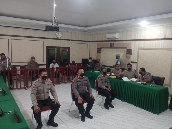 Tersangka perampasan motor warga menjalani sidang etik di Polda Sumut. (Foto: Istimewa)