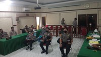 Ari, Firman dan Haris saat duduk di kursi pesakitan. Ketiganya tidak terima dengan hukuman pemecatan dan langsung mengajukan banding. (Foto: Istimewa)
