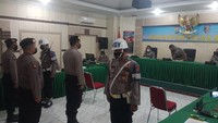 Meski banding atas putusan pemecatan itu, seragam ketiganya dilucuti oleh petugas usai menjalani sidang kode etik. Terlihat ketiganya tidak lagi memakai pakaian dinas saat keluar dari ruangan Bid Propam tempat pelaksanaan sidang kode etik. (Foto: Istimewa)