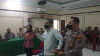 Benny dan istrinya diambil sumpah sebelum mengikuti sidang kode etik di Polda Sumut. Dalam kasus ini Benny merupakan korban dan yang melaporkan ketiga anggota Polrestabes Medan itu atas tuduhan perampasan dan penganiayaan. (Foto: Istimewa)