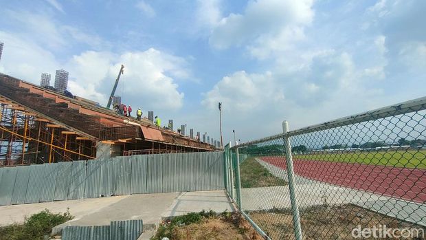 Stadion RAA Adiwijaya di Garut yang masih proses pembangunan.