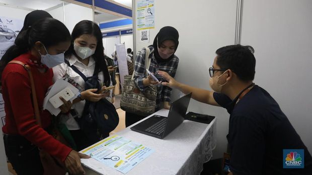 Suasana bursa kerja di Jakarta Job Fair gelombang ke-3 di Pusat Grosir Cililitan, Jakarta Timur, Rabu (12/10/2022). (CNBC Indonesia/Andrean kristianto)
