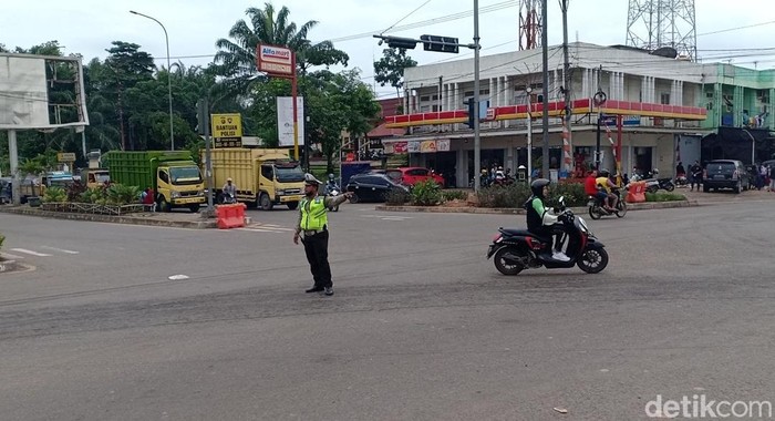 Suasana lalu lintas di Jalur Lingkar Selatan Jambi setelah larangan operasional truk batu bara.