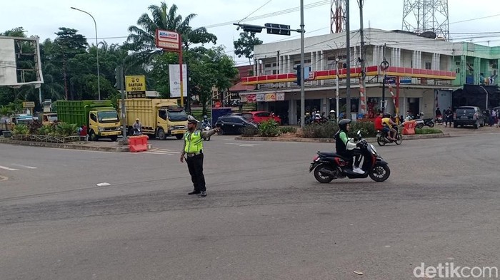 Suasana lalu lintas di Jalur Lingkar Selatan Jambi setelah larangan operasional truk batu bara.